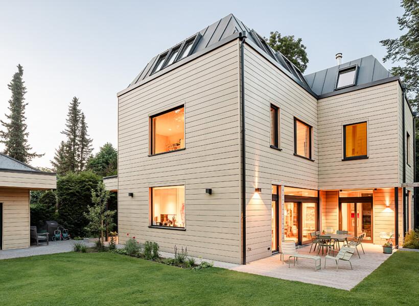 Modern urban log house in Berlin