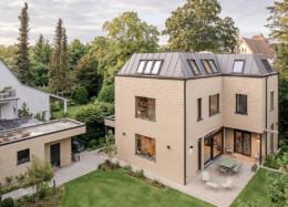 A modern log house also fits beautifully into an urban environment