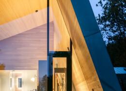 The hybrid house combines wooden structures, glass, and steel