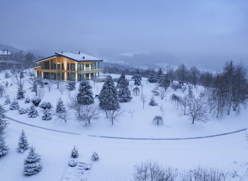 Solid wood house in a snowy landscape in Bulgaria