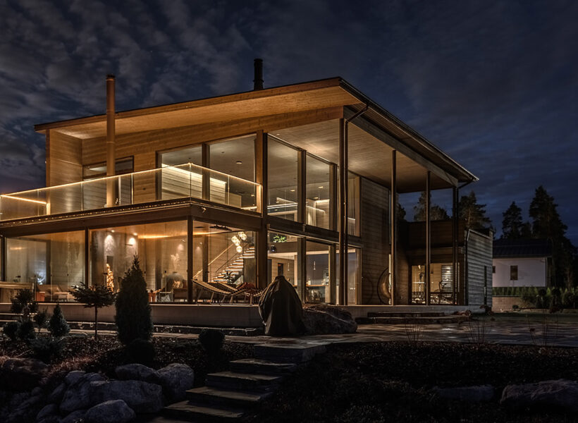 Modern Polar Life Haus log house Casa Inkinen in evening lighting