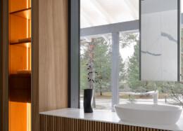 The modern bathroom of the Polar log house