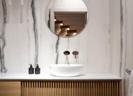 The modern bathroom of the Polar log house