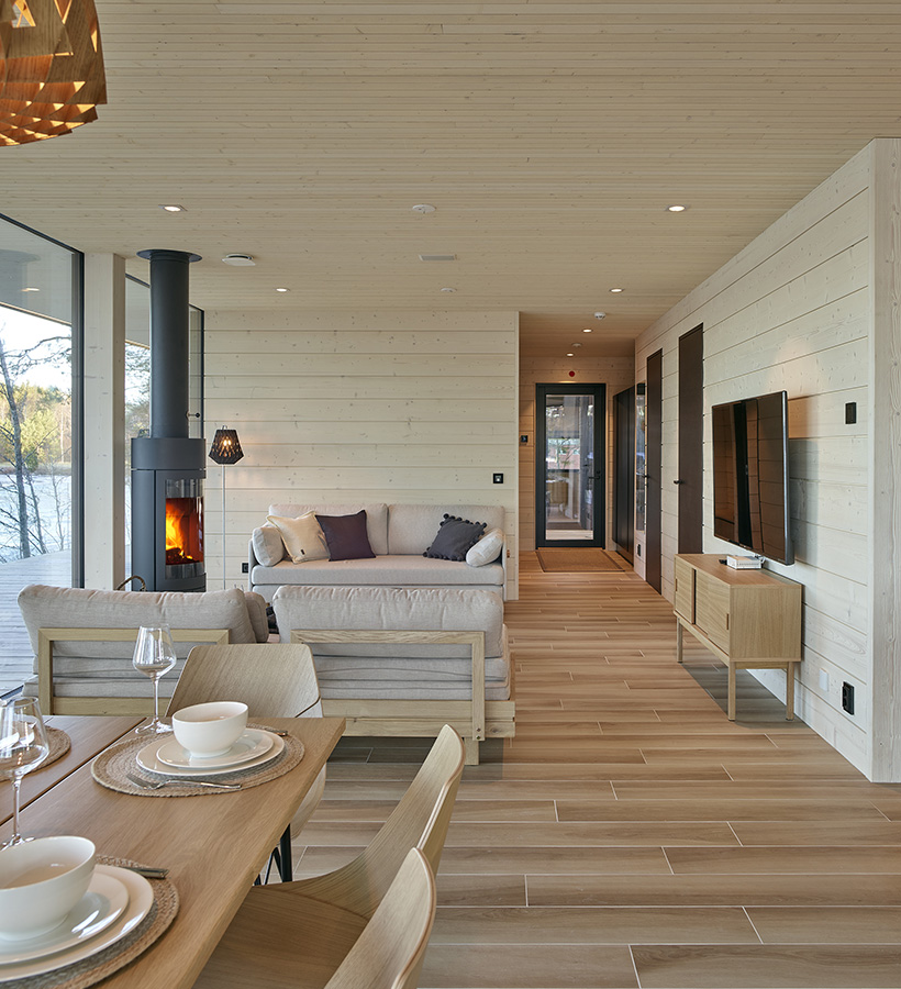 The living room of Villa Puukkoniemi features an abundance of high-quality light wood surfaces.