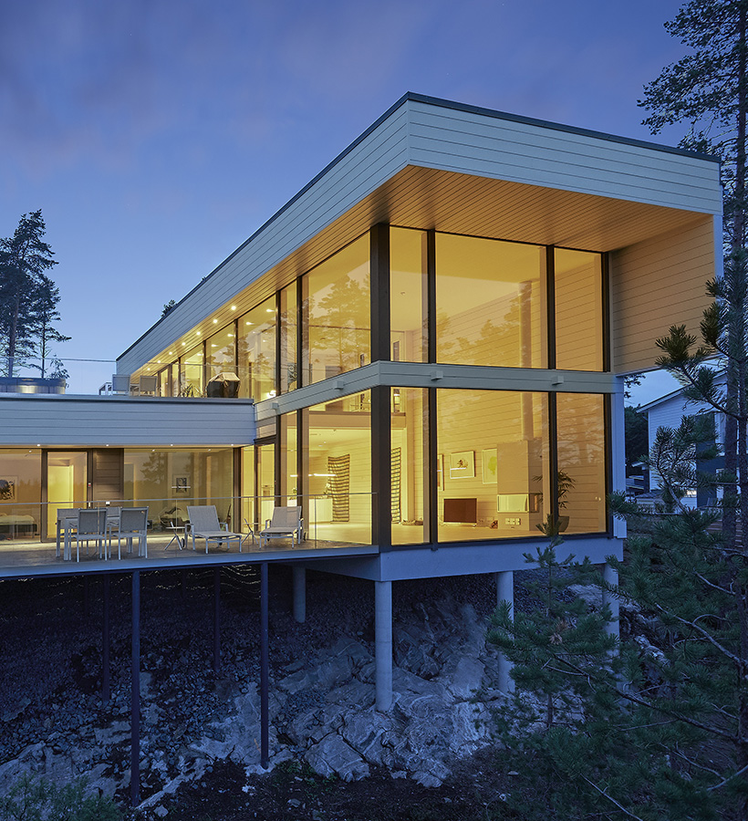 The white log house Villa Saimaanhelmi is built with Polar Life Haus' non-settling log structure.